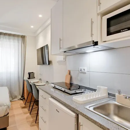 Lovely Fully Equipped Near Subway N13 Apartment