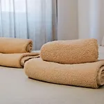 Lovely Fully Equipped Near Subway N13 아파트