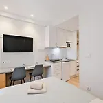 아파트 Lovely Fully Equipped Near Subway N13 *