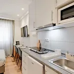 Lovely Fully Equipped Near Subway N13 아파트