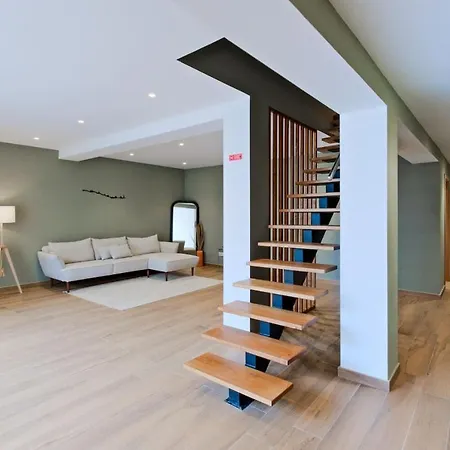 Lovely Fully Equipped Near Subway N13 アパート *